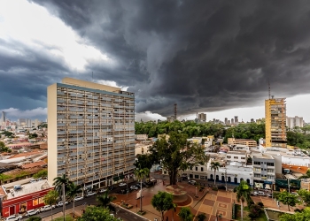 Equipes da Defesa Civil de Cuiabá atuam durante chuva e mantêm vigilância em áreas críticas