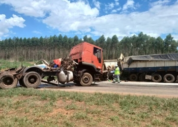 Colisão entre moto e carretas na BR-163 deixa dois mortos e cinco feridos