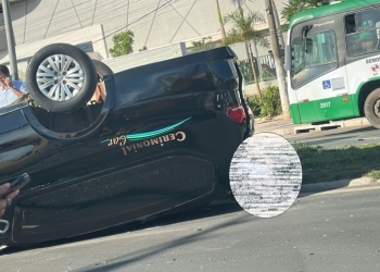 Cadáver fica exposto após carro de funerária capotar na Fernando Corrêa