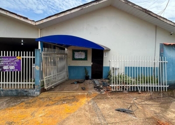 Motorista perde controle da direção, bate veículo em escola e foge