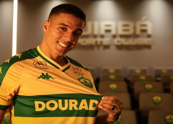 Usado como moeda de troca com Derik, Carlos Alberto está de malas prontas para jogar na China