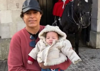 Tom Cavalcante posa com a neta Antonella durante passeio em museu de Londres