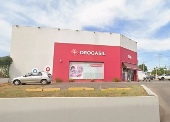 Assaltante armado, rende funcionários de farmácia e foge com dinheiro
