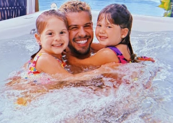 Zé Felipe curte dia de folga e se diverte com os filhos em tarde de piscina em casa: ‘Eles’