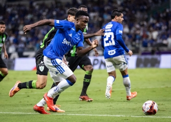 Cruzeiro domina América-MG no Mineirão e assume liderança isolada
