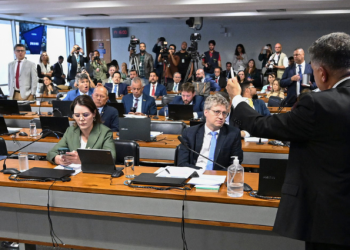 Medeiros é ameaçado de expulsão na CPMI do INSS e desafia presidente: “vai me tirar com a polícia”