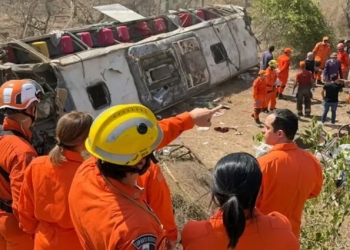 Capotamento de ônibus que levava romeiros deixa 15 mortos em Alagoas