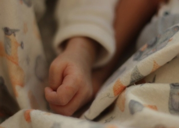 Bebê é encontrado sozinho em Carnaval após suposta briga dos pais