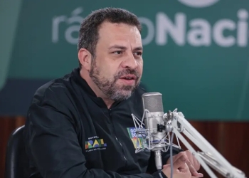 Acabar com a escala 6×1 é prioridade do governo, afirma Boulos