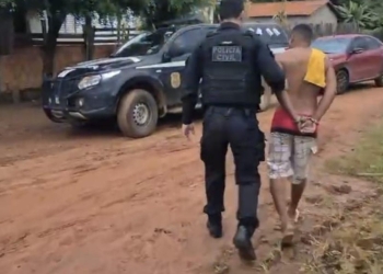 Operação localiza esconderijos de armas e drogas de facção criminosa