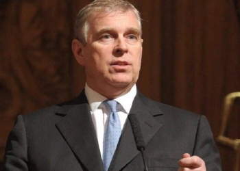 Polícia faz buscas em mansão em Windsor após prisão de Andrew