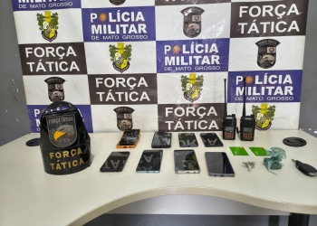 Membros de facção quebram celulares durante abordagem e são presos por tráfico