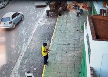 Homem depena e come pomba viva em rodoviária; veja vídeo