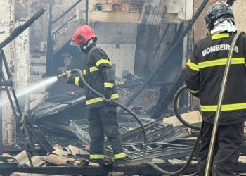 Incêndio de grandes proporções em loja de materiais de construção é contido pelo Corpo de Bombeiros