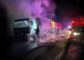 Corpo de Bombeiros combate incêndio em carreta carregada com soja