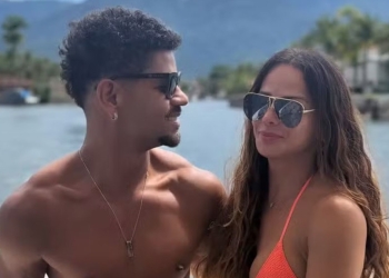Viviane Araújo e o marido curtem passeio de barco no Dia da Mulher: ‘Com declaração’