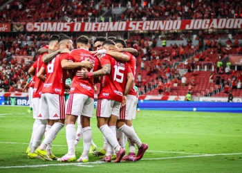 Internacional bate Chapecoense e deixa a zona de rebaixamento do Brasileirão