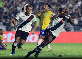 Cuiabano sai do banco de reservas, muda o jogo e ajuda Vasco a vencer o Palmeiras após 11 anos