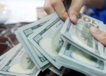 Dólar cai 1,6% e fecha em R$ 5,23 com alívio externo