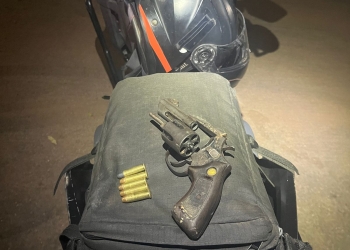 Idoso é baleado após criminosos invadirem e incendiarem imóvel
