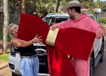 Luan Pereira presenteia mãe com carro avaliada em mais de R$ 300 mil: ‘Merece’