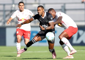 Botafogo vence o Bragantino e empurra o Santos para a zona de rebaixamento 