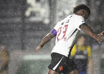 Vasco vence o Palmeiras e conquista primeira vitória no Brasileirão