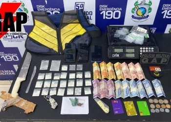 Traficantes são presos em flagrante com maconha e com vários utensílios usados na venda de drogas