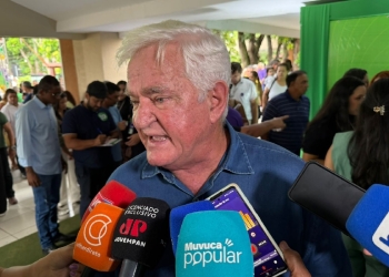 Galvan participa de ato do Podemos, mas adia decisão sobre nova filiação
