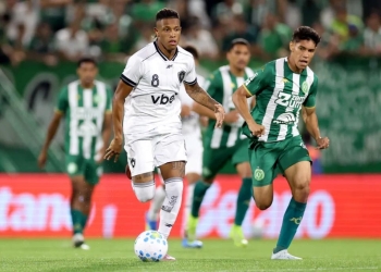 Botafogo atropela a Chapecoense e sobe na tabela do Brasileirão