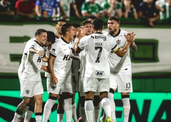 Atlético-MG goleia Chapecoense por 4 a 0 e sobe na tabela do Brasileirão