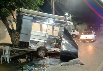 Motorista com sinais de embriaguez destrói trailer de lanches e é preso