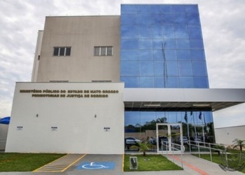 Homem vira réu por tentar matar companheira e enteado de 7 anos