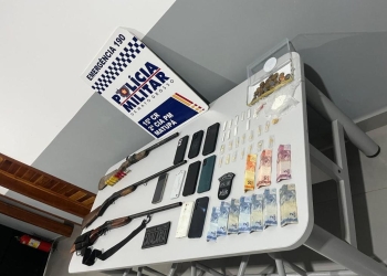 Trio foge para mata, é capturado e acaba preso com espingardas e drogas