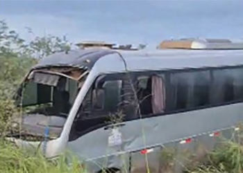 Micro-ônibus com atletas capota e deixa feridos no interior de MT