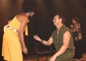 Isabel Fillardis é pedida em casamento no palco de teatro e se emociona: ‘Agora vai!’