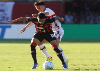 Vitória surpreende São Paulo no Barradão e complica vida do Tricolor no Brasileirão