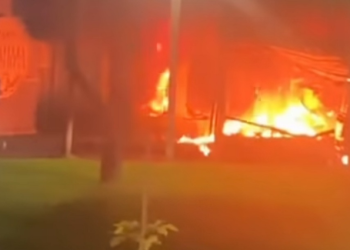 Incêndio de grandes proporções destrói o Ditado Popular em MT: veja vídeos