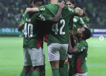 Palmeiras vence o Bahia e dispara na liderança do Brasileirão