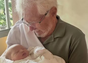 Carlos Alberto de Nóbrega conhece bisneto recém-nascido e se emociona na web