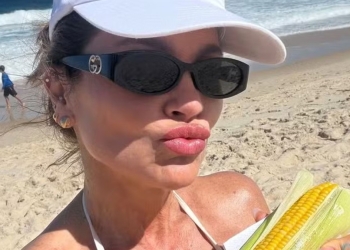 Em dia de praia, Flávia Alessandra aproveita para saborear milho verde à beira-mar