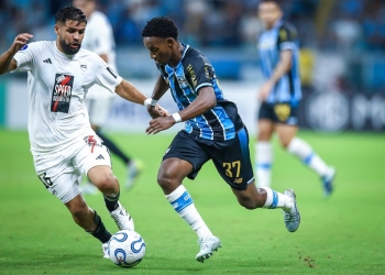 Grêmio quebra jejum e vence Deportivo Riestra na Sul-Americana, mesmo com um a menos