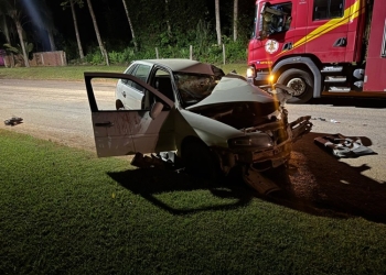 Acidente entre carro e duas motos deixa duas pessoas mortas e três feridas em Alta Floresta