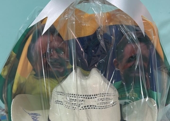 Chapéu de Flávio vai para leilão