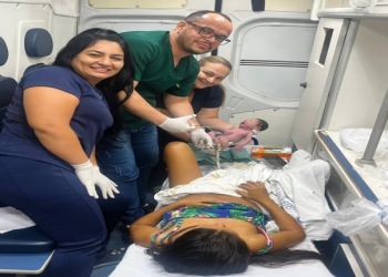Gestante entra em trabalho de parto durante transferência e equipe garante nascimento de bebê dentro de ambulância