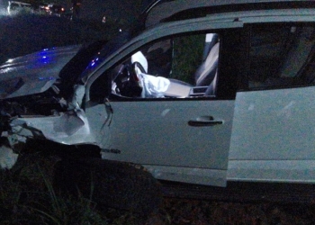 Motociclista de 22 anos morre após caminhonete invadir pista contrária e causar colisão frontal