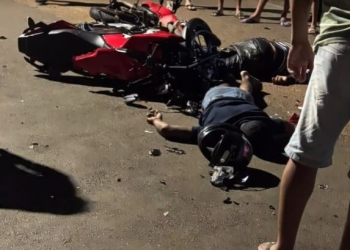 Entregador é socorrido com traumatismo craniano após colisão frontal entre motos