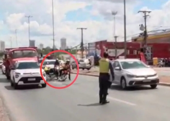 Ciclista é atropelado por moto durante transmissão ao vivo em avenida da capital