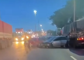 Engavetamento entre quatro veículos deixa feridos na ponte sobre o Rio Vermelho