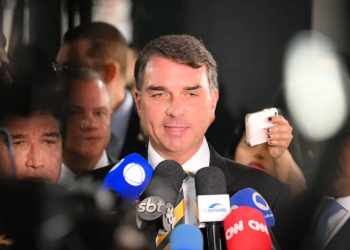Flávio Bolsonaro vê derrota do governo Lula após rejeição de Messias ao STF